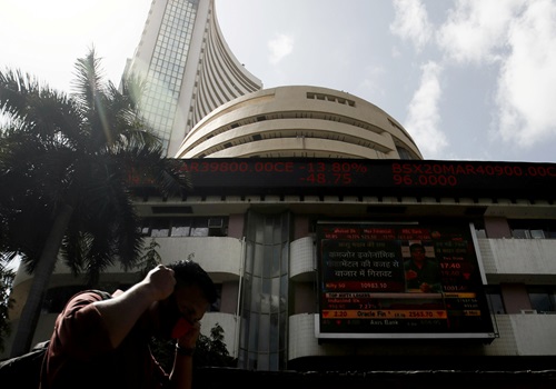 IT leads Indian shares to record closing highs on US rate outlook
